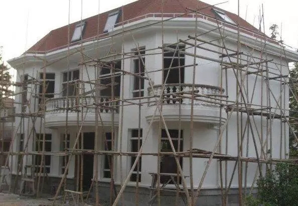 分享：網友自建二層小別墅，3個半圓外飄陽臺的特殊造型成亮點！