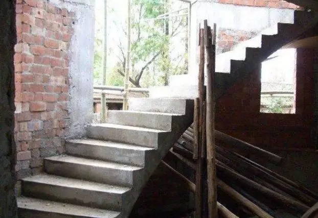 分享：網友自建二層小別墅，3個半圓外飄陽臺的特殊造型成亮點！